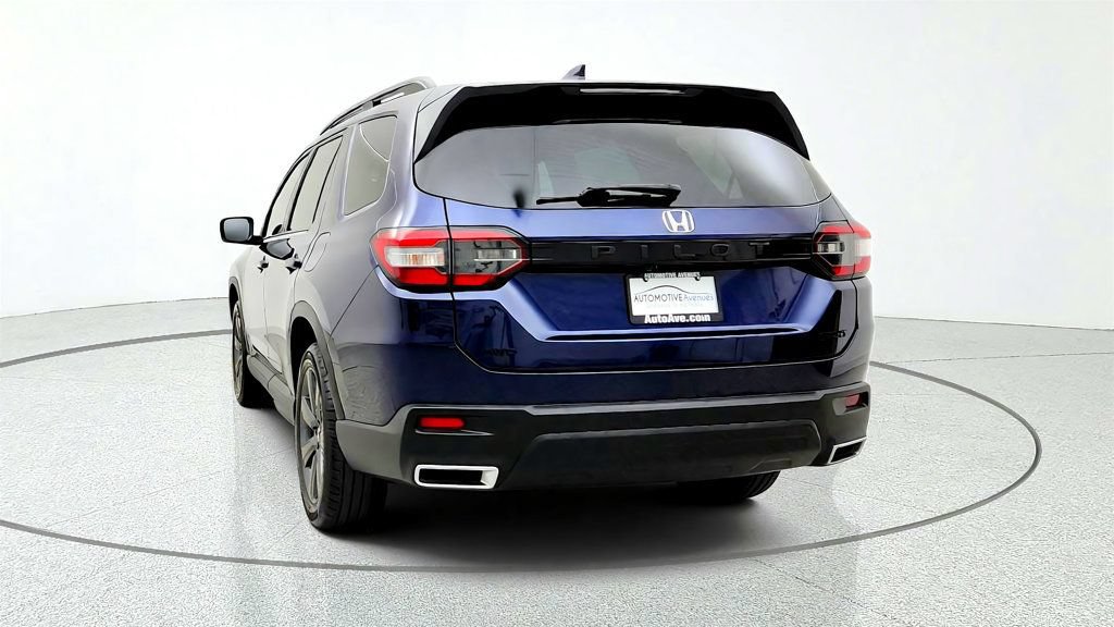 Used 2025 Honda Pilot Sport image 6