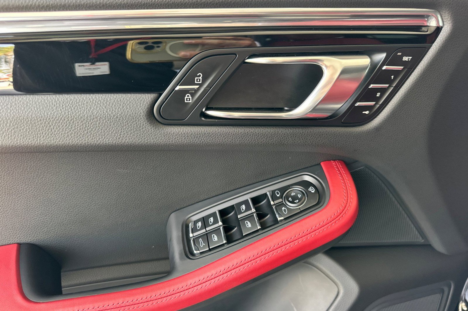 Certified 2025 Porsche Macan image 12
