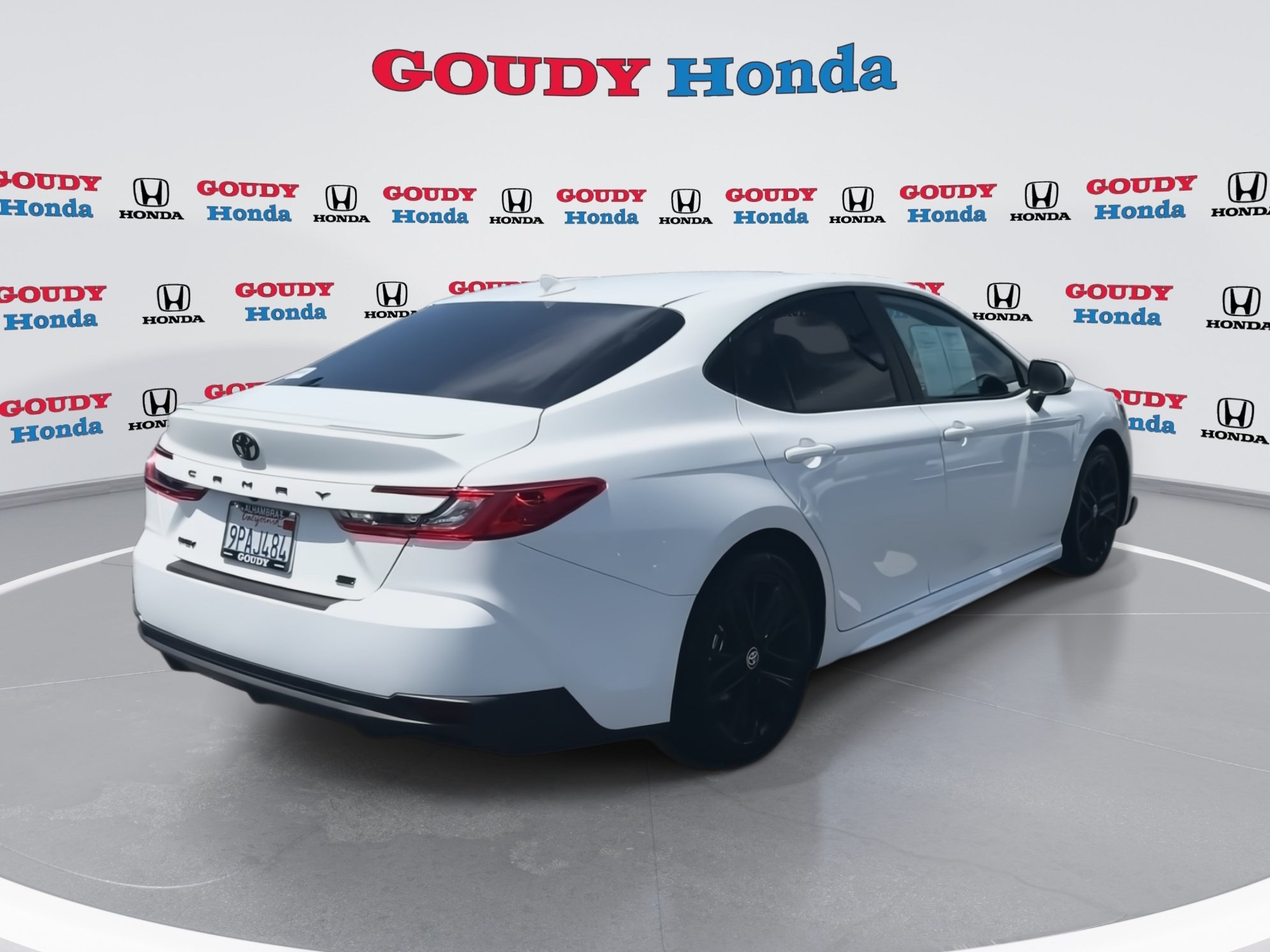 Used 2025 Toyota Camry SE w/ Convenience Package FWD image 8