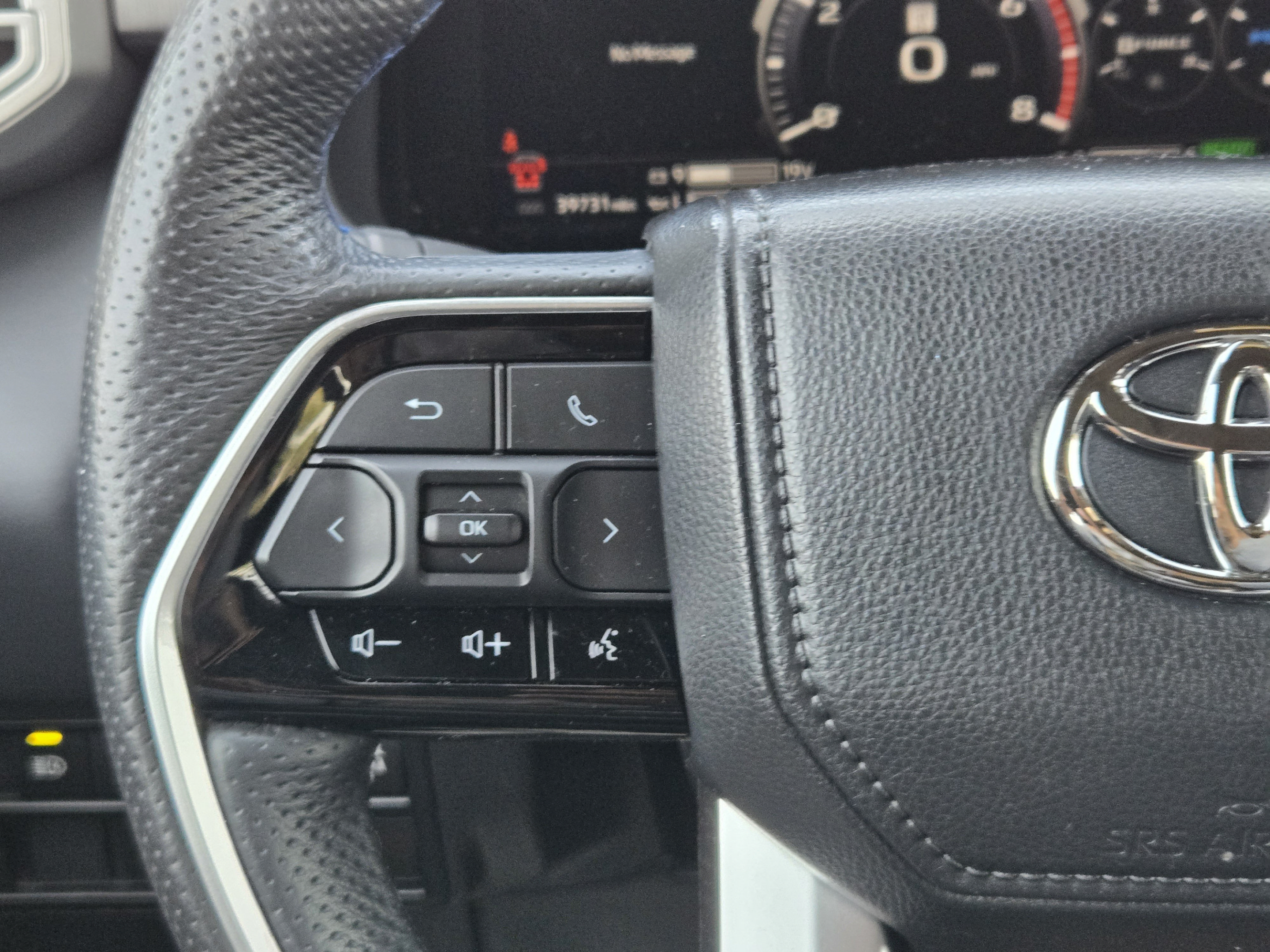 Used 2024 Toyota Sequoia Platinum AWD/4WD image 25