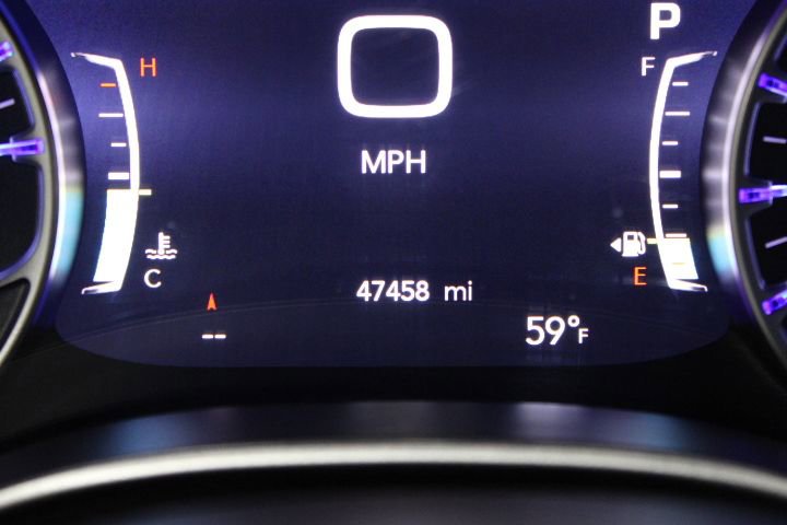 Used 2024 Chrysler Pacifica Touring-L image 5