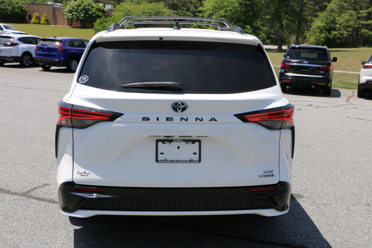 Used 2021 Toyota Sienna XSE FWD image 4