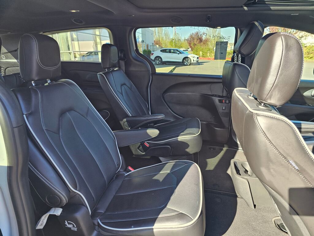 Used 2026 Chrysler Pacifica Limited image 14