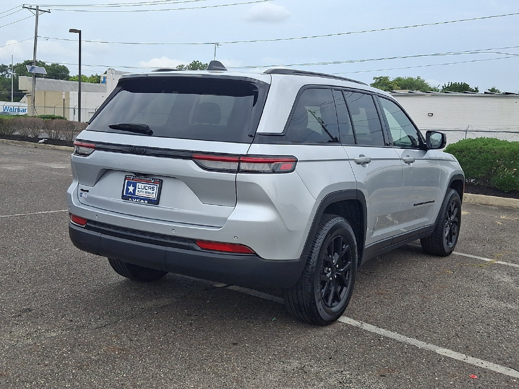 Used 2024 Jeep Grand Cherokee Altitude AWD/4WD image 11