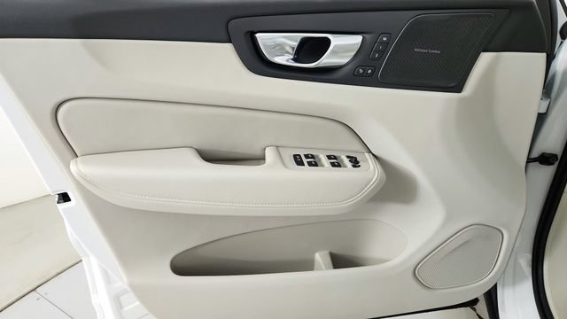 Certified 2025 Volvo XC60 B5 Ultra w/ Protection Package Premier AWD/4WD image 9