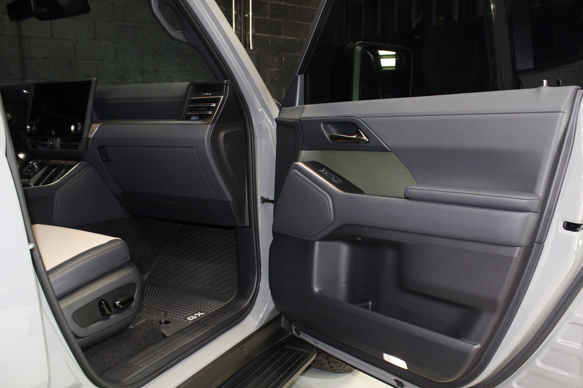 Used 2024 Lexus GX 550 AWD/4WD image 29
