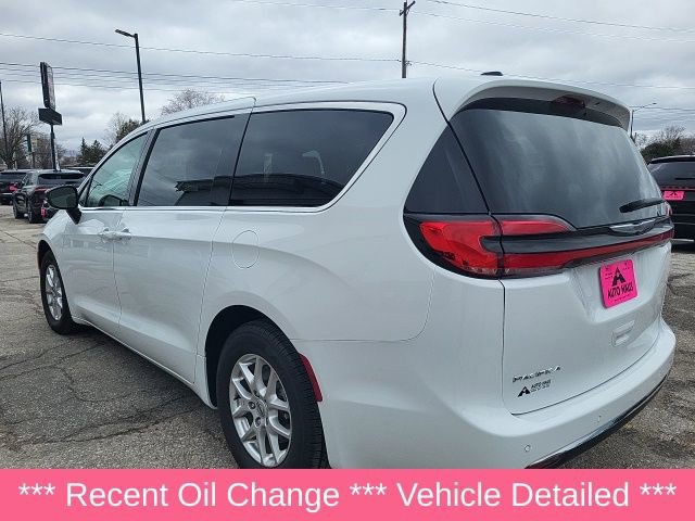Used 2024 Chrysler Pacifica Touring-L image 11