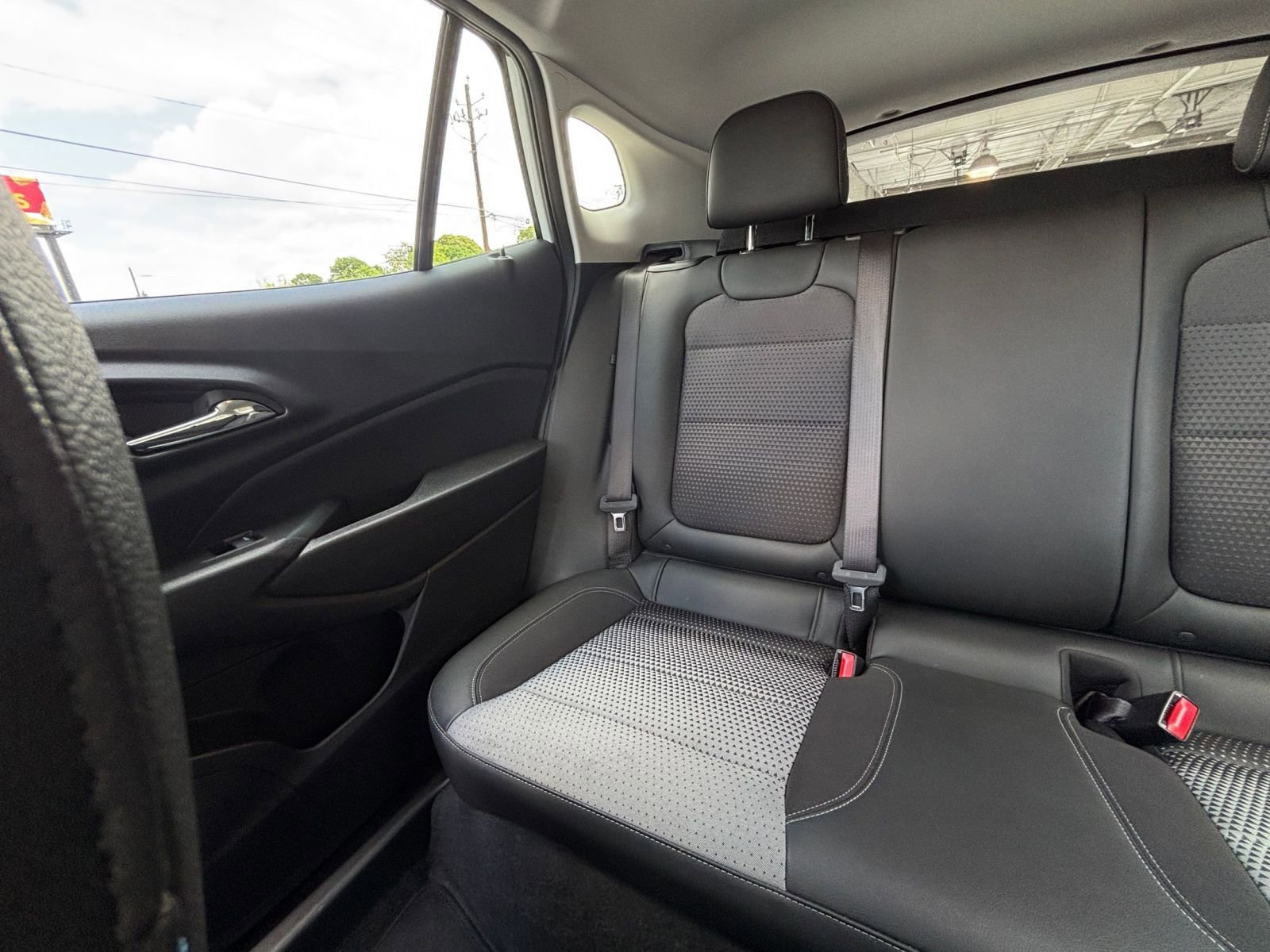 Used 2025 Chevrolet Trax LT FWD image 39