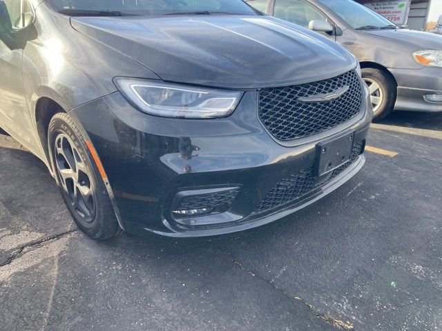 Used 2024 Chrysler Pacifica Premium image 3