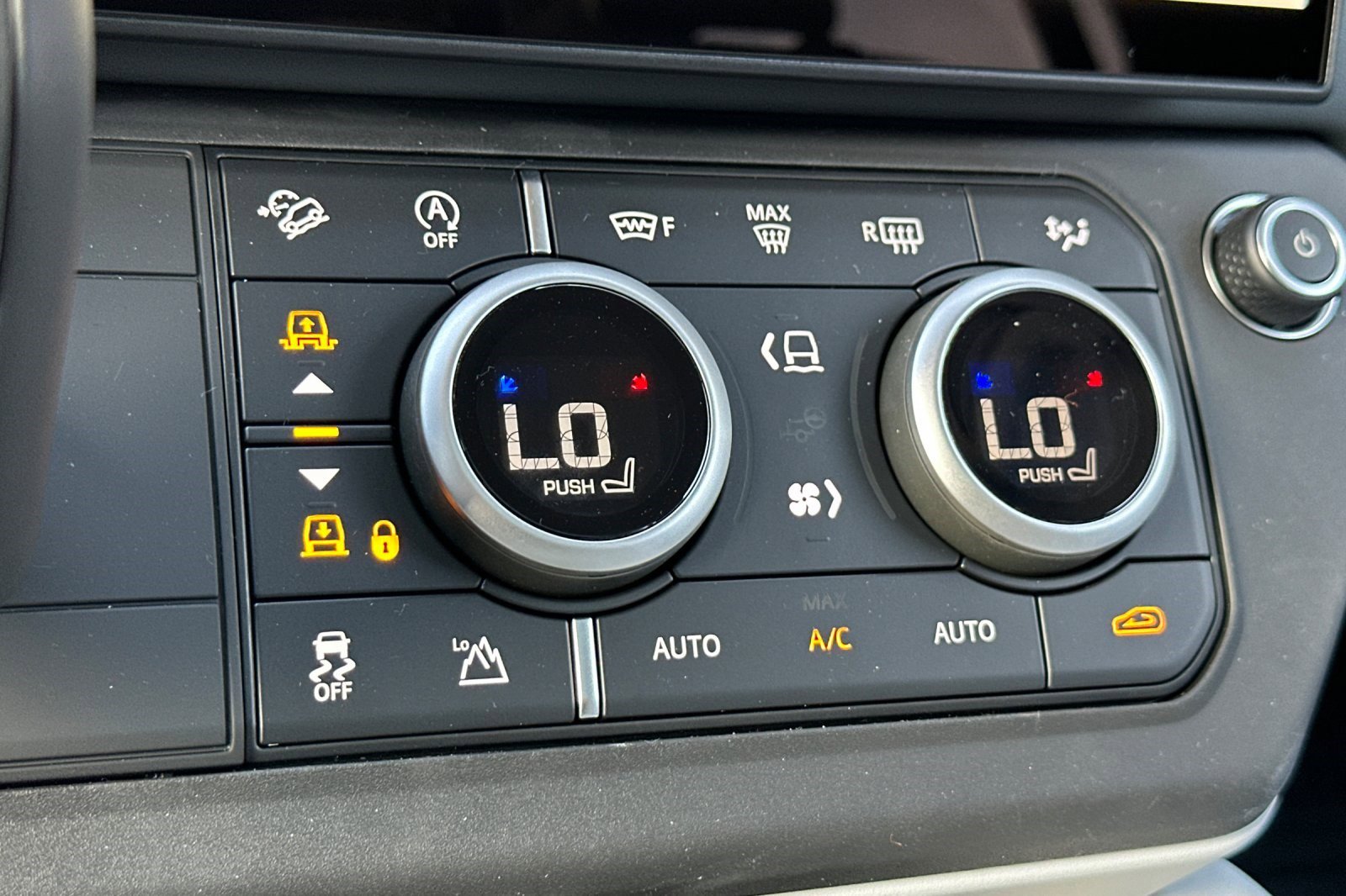 New 2026 Land Rover Defender 110 X-Dynamic SE image 22