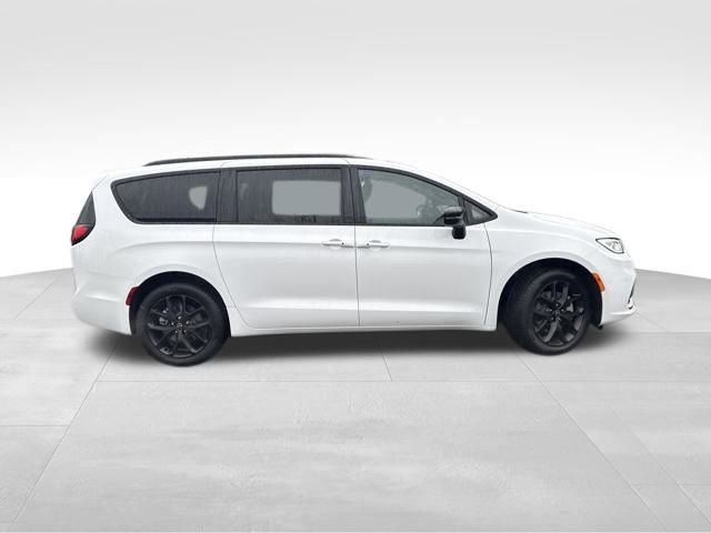 New 2026 Chrysler Pacifica Limited w/ S Appearance Package image 8
