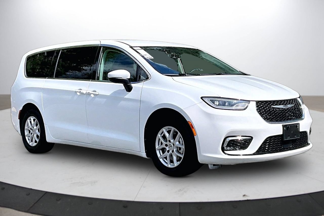 Certified 2023 Chrysler Pacifica Touring-L FWD image 2