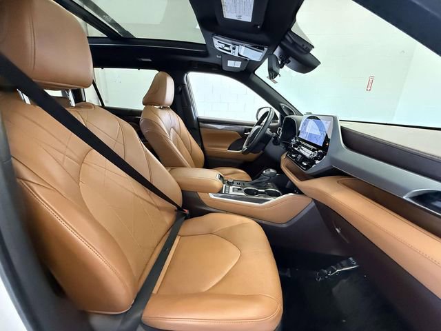 Used 2021 Toyota Highlander Platinum image 14
