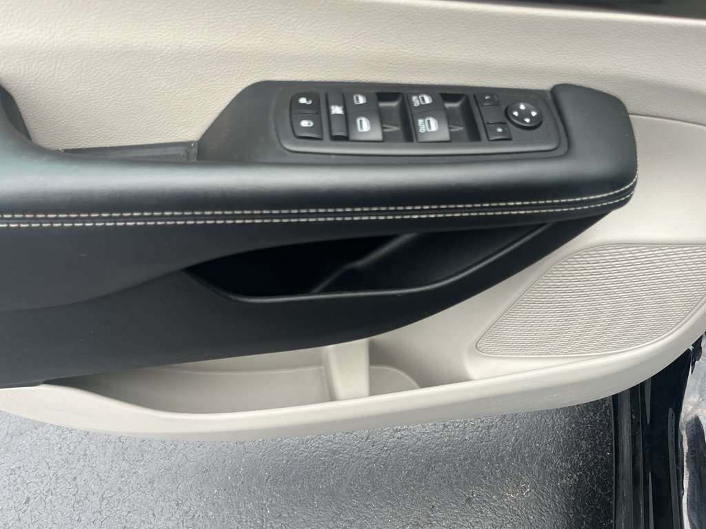 Used 2024 Chrysler Pacifica Touring-L FWD image 11