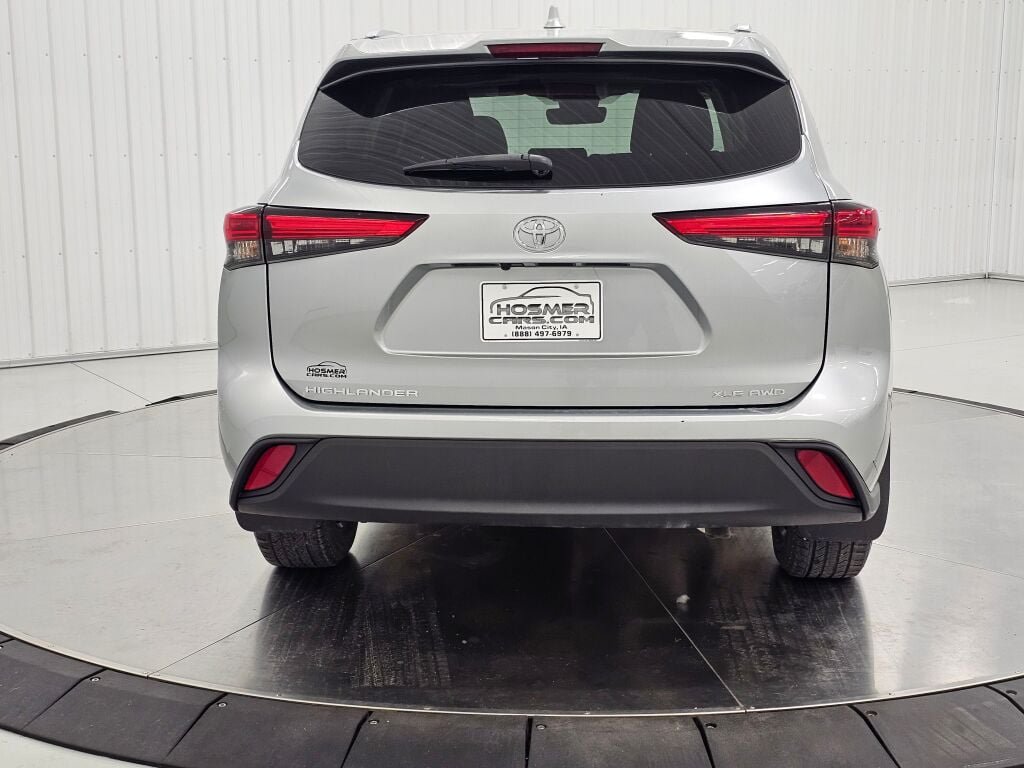 Used 2020 Toyota Highlander XLE AWD/4WD image 4
