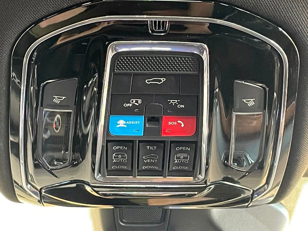 Used 2022 Jeep Grand Cherokee Summit w/ Advanced Protech Group IV AWD/4WD image 41