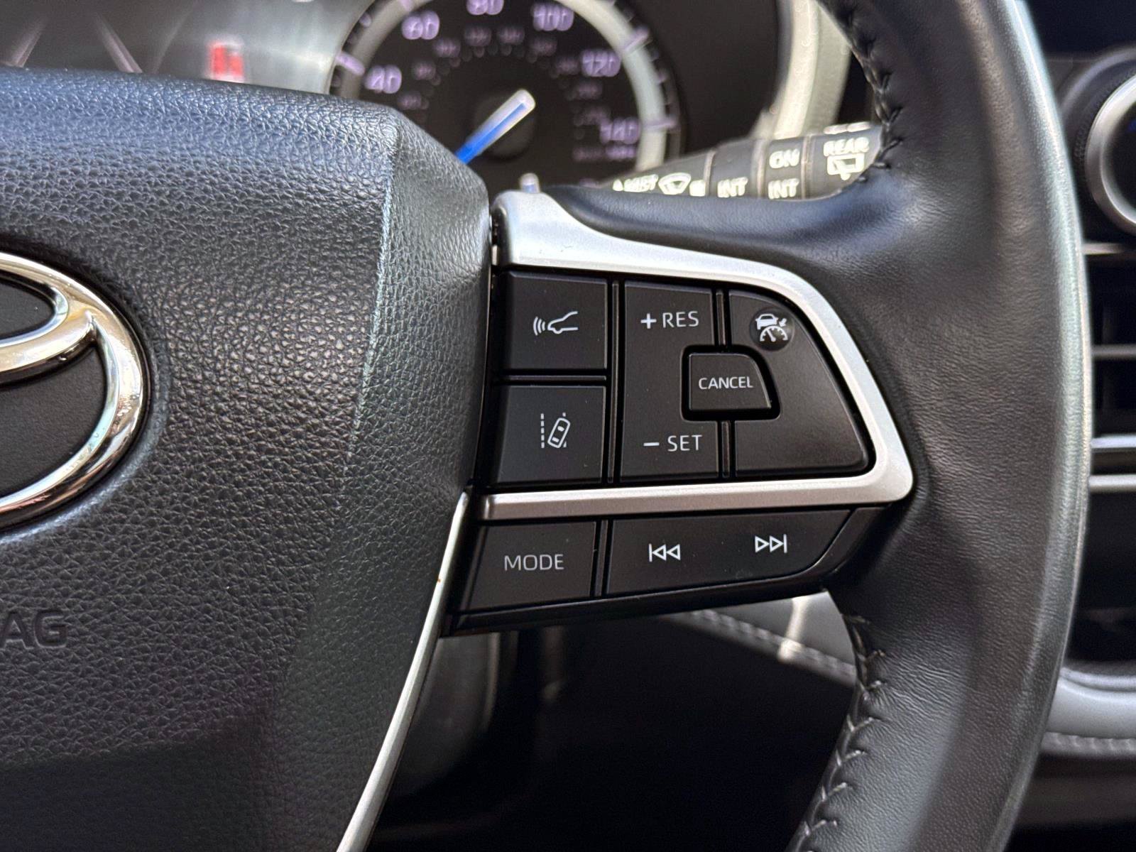 Used 2022 Toyota Highlander XLE AWD/4WD image 32