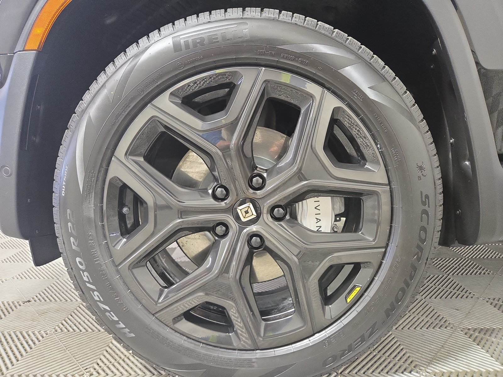 Used 2025 Rivian R1S Adventure Dual AWD/4WD image 9