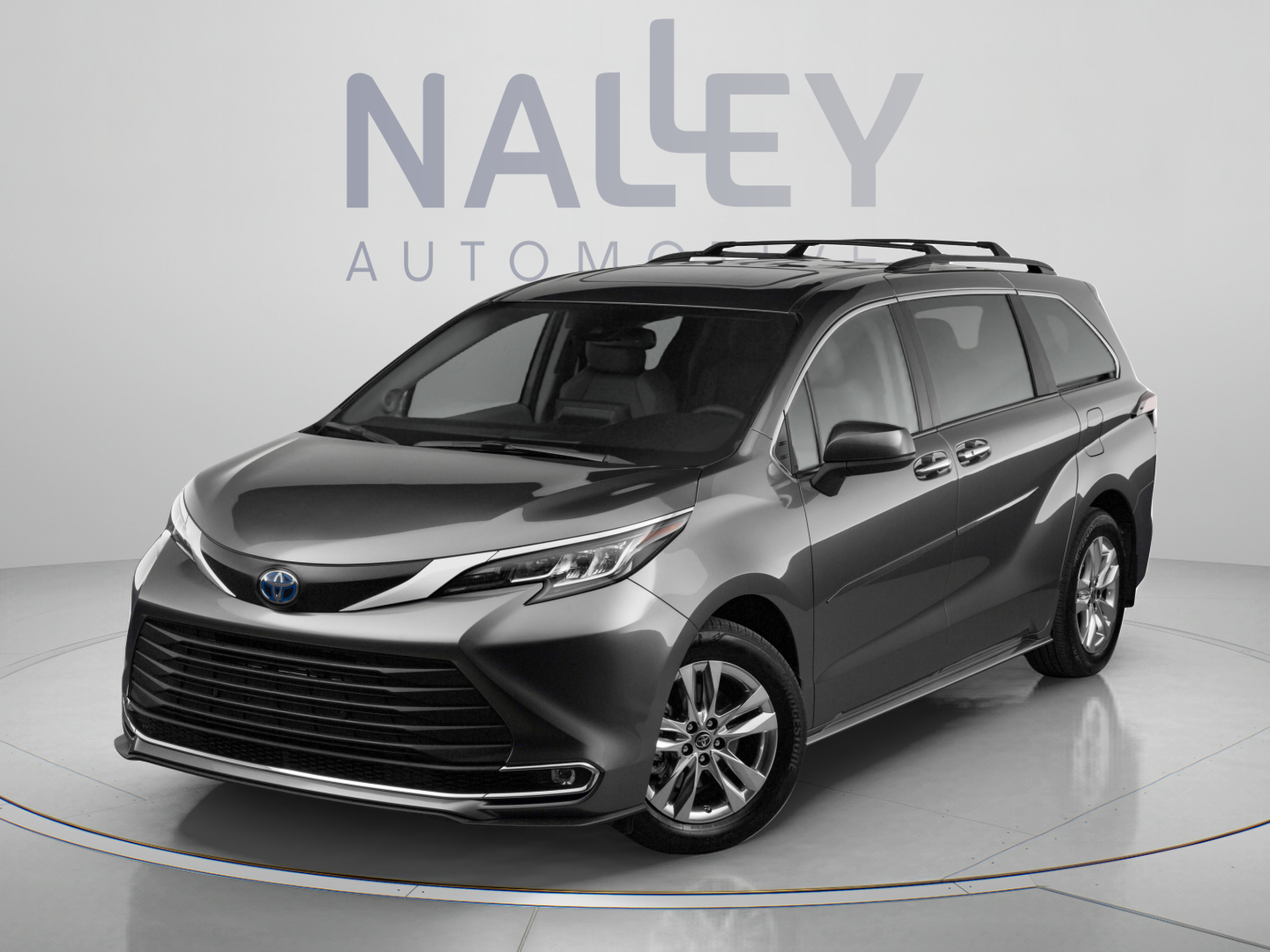 Used 2023 Toyota Sienna XLE FWD image 2