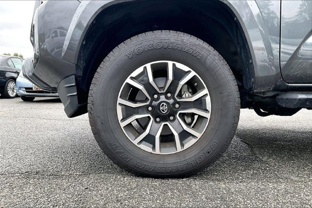 Used 2021 Toyota Tacoma TRD Sport w/ TRD Premium Sport Package AWD/4WD image 5