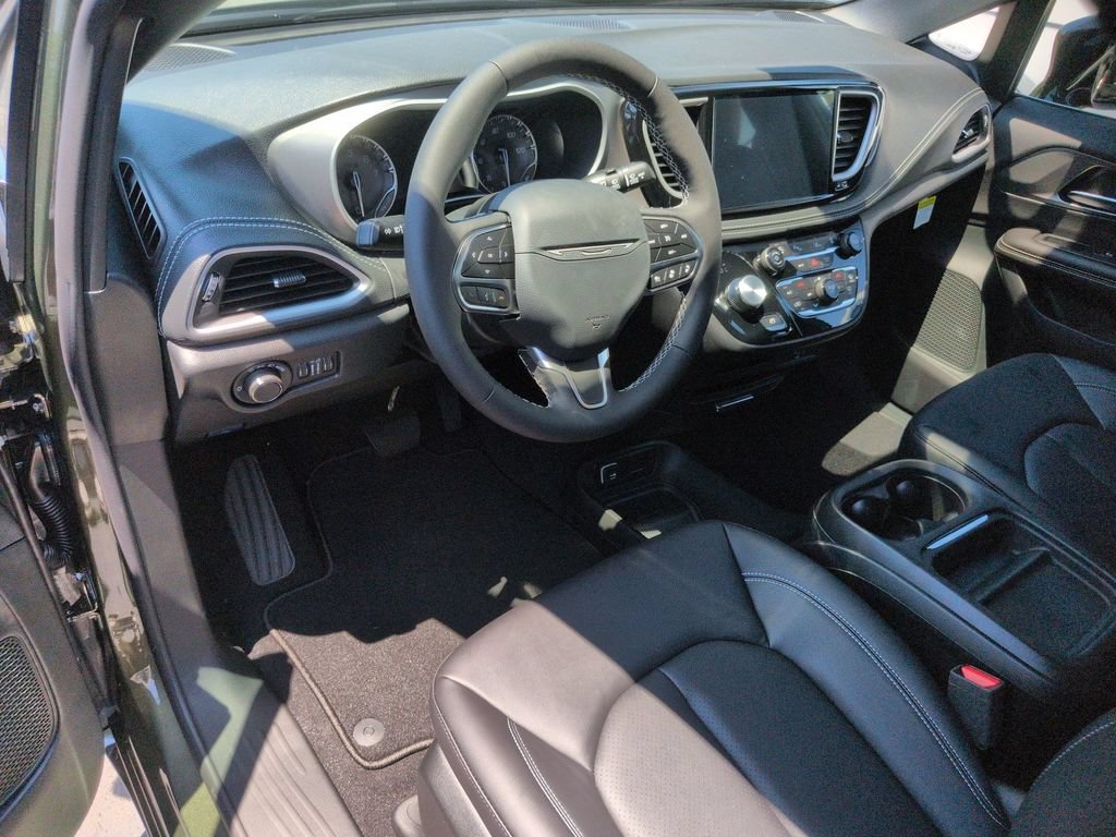 New 2027 Chrysler Pacifica Select FWD image 15