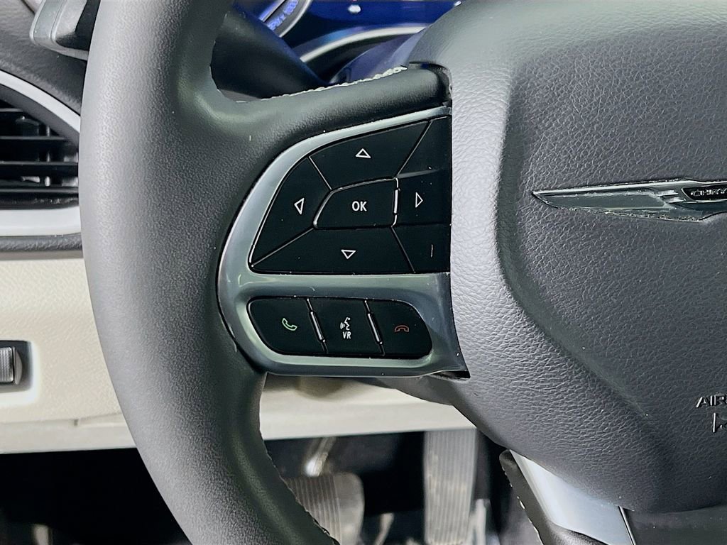 Used 2023 Chrysler Pacifica Touring-L FWD image 10