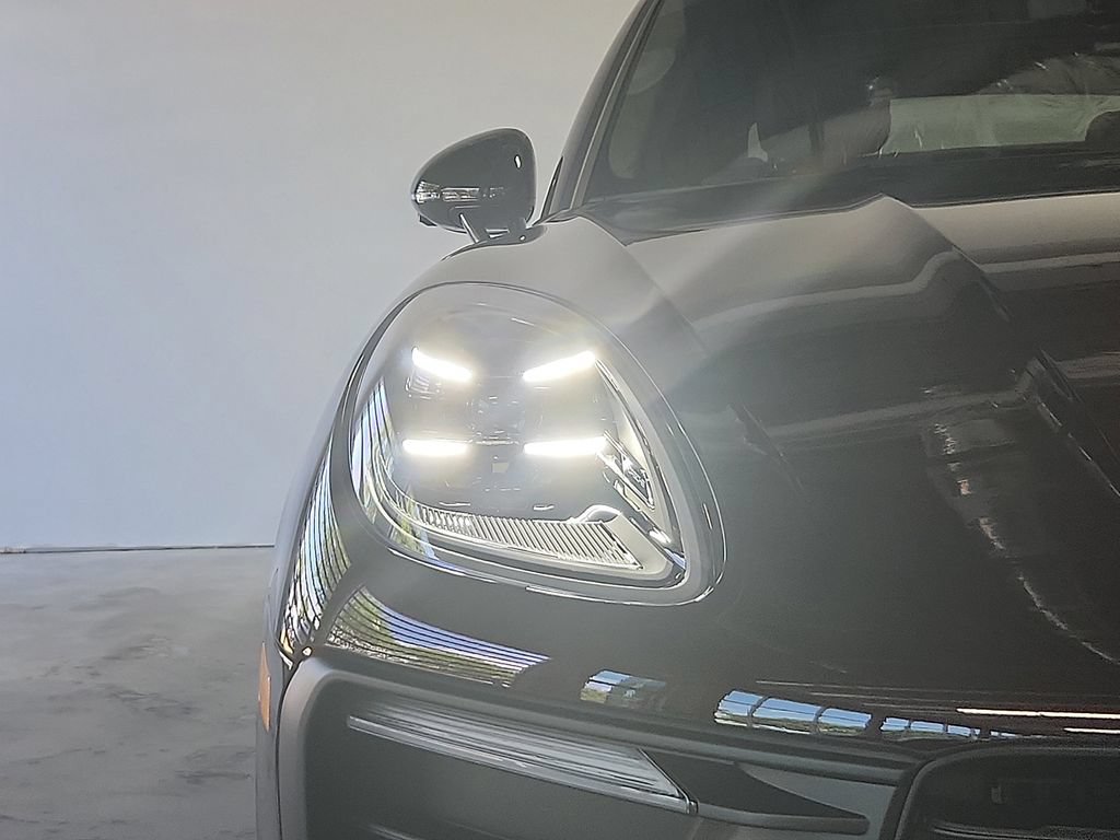 New 2026 Porsche Macan AWD/4WD image 9