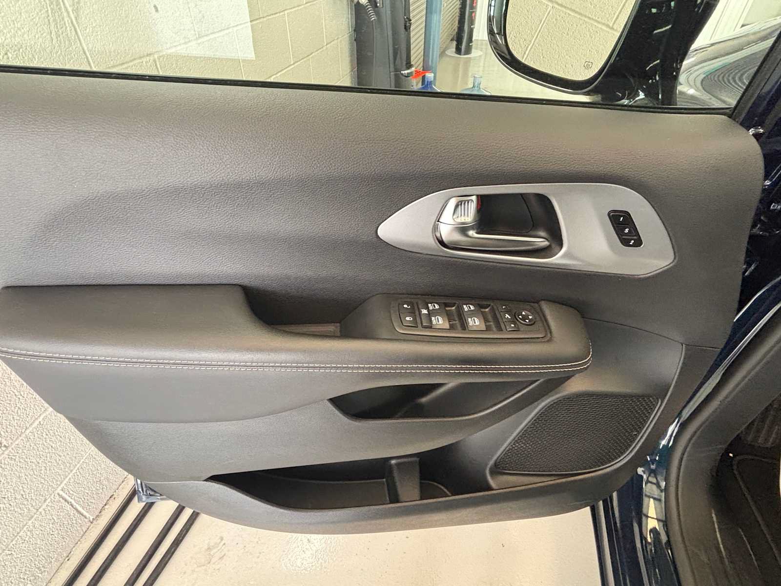 Certified 2025 Chrysler Pacifica Limited AWD/4WD image 20