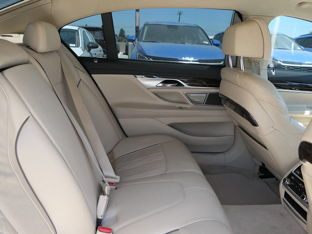 Used 2020 BMW 740i w/ Premium Package RWD image 26