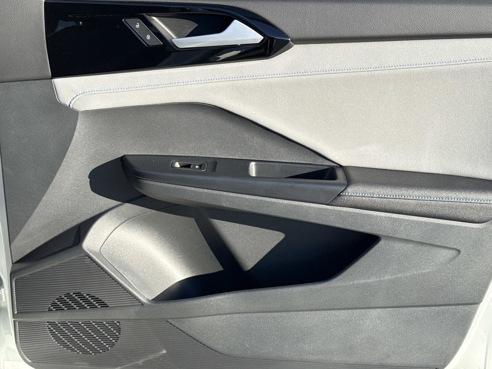 Used 2024 Volkswagen Taos SE image 18