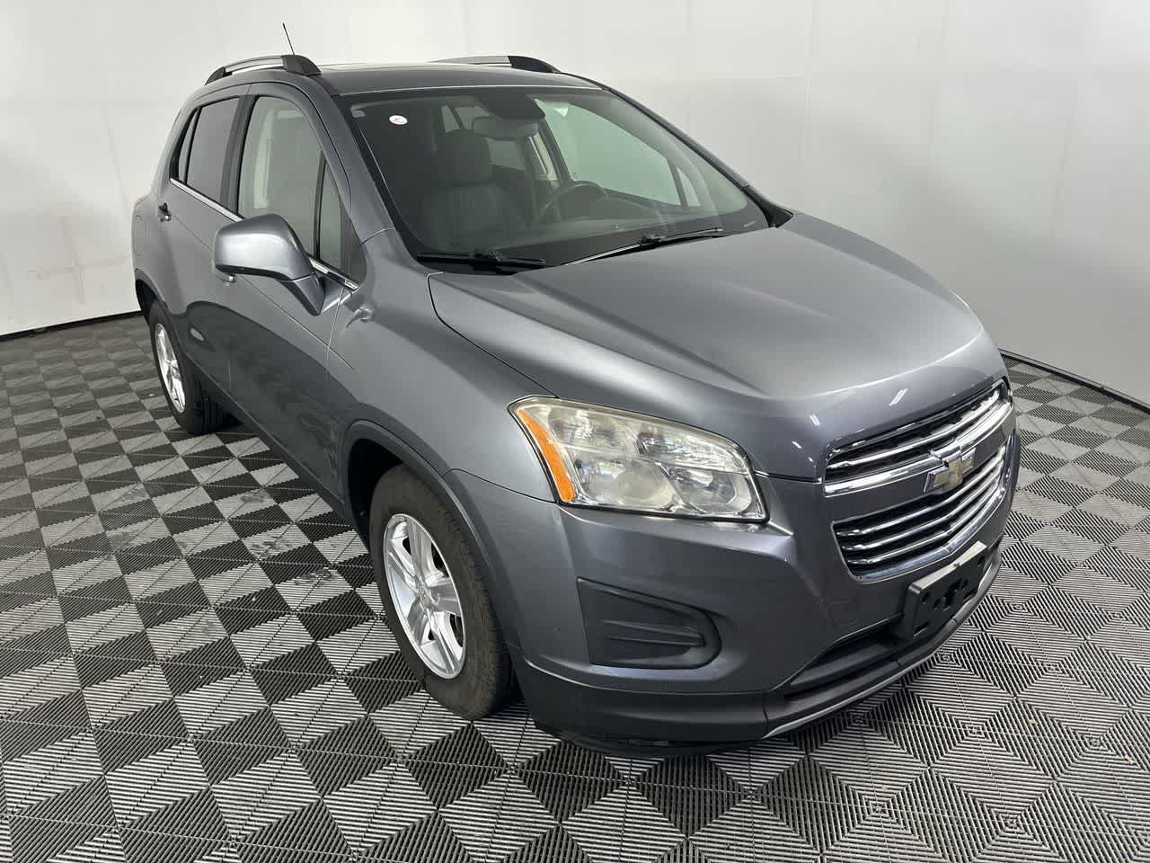 Used 2015 Chevrolet Trax LT w/ LT Sun and Sound Package FWD image 2