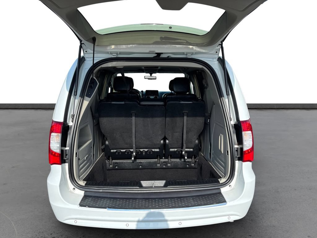 Used 2014 Chrysler Town & Country Touring-L FWD image 24
