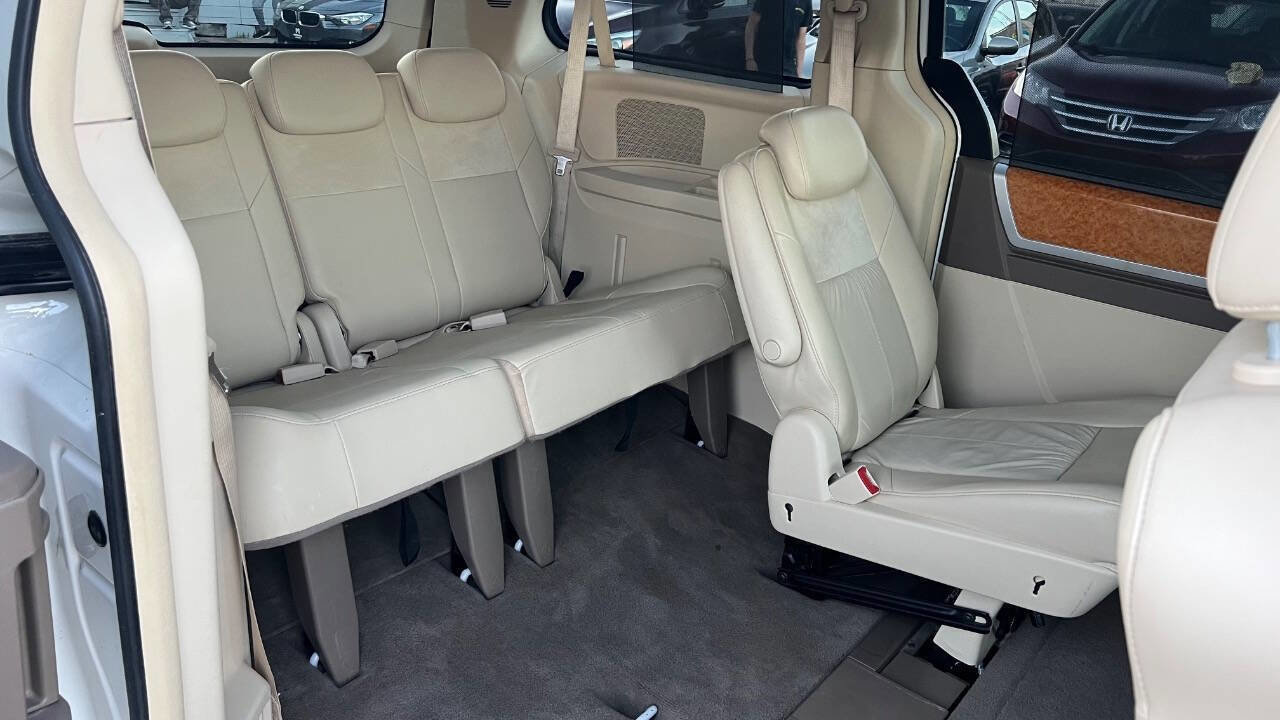 Used 2008 Chrysler Town & Country Limited w/ Trailer Tow Group image 23