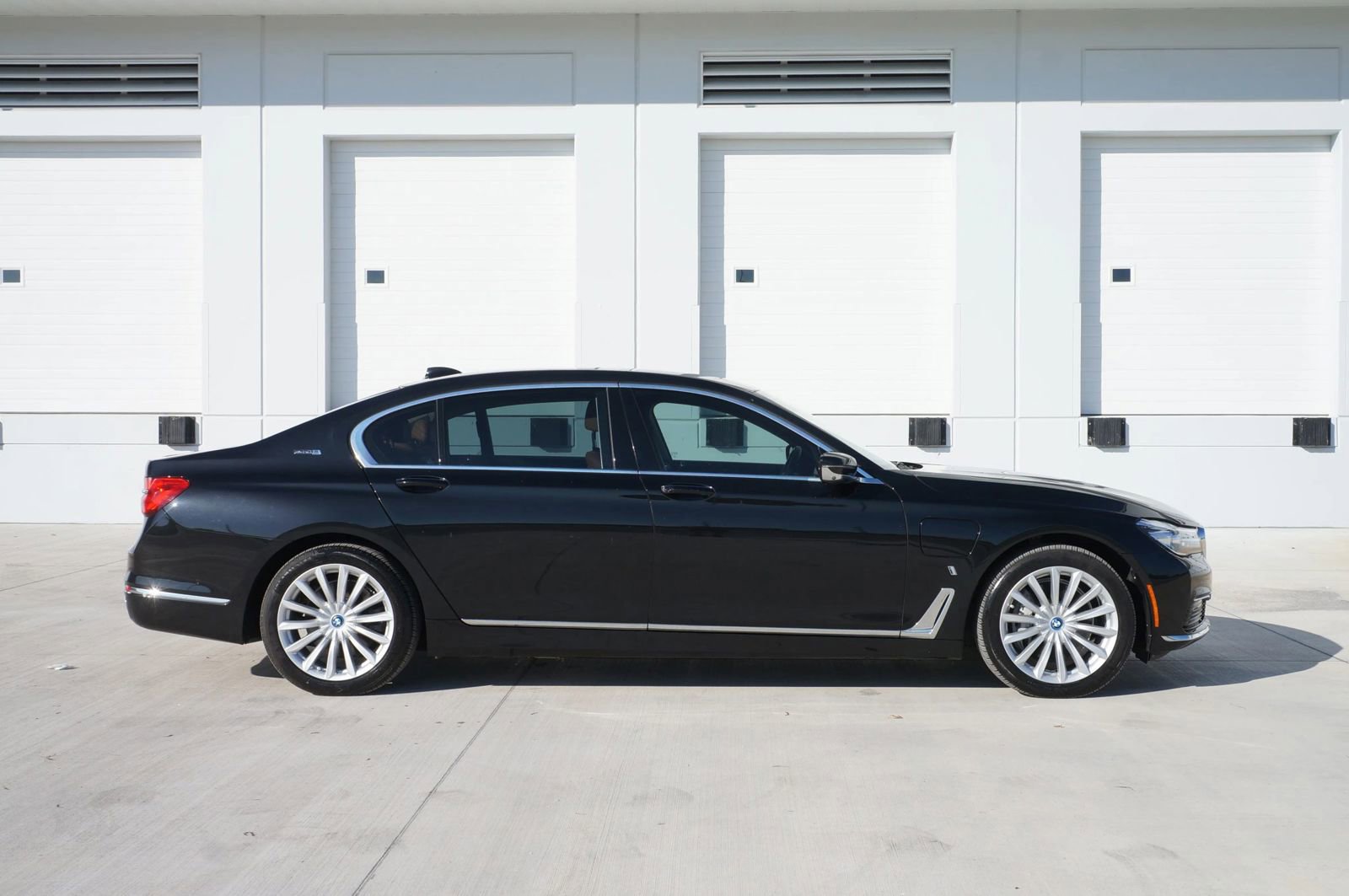Used 2019 BMW 740e xDrive w/ Executive Package AWD/4WD image 14