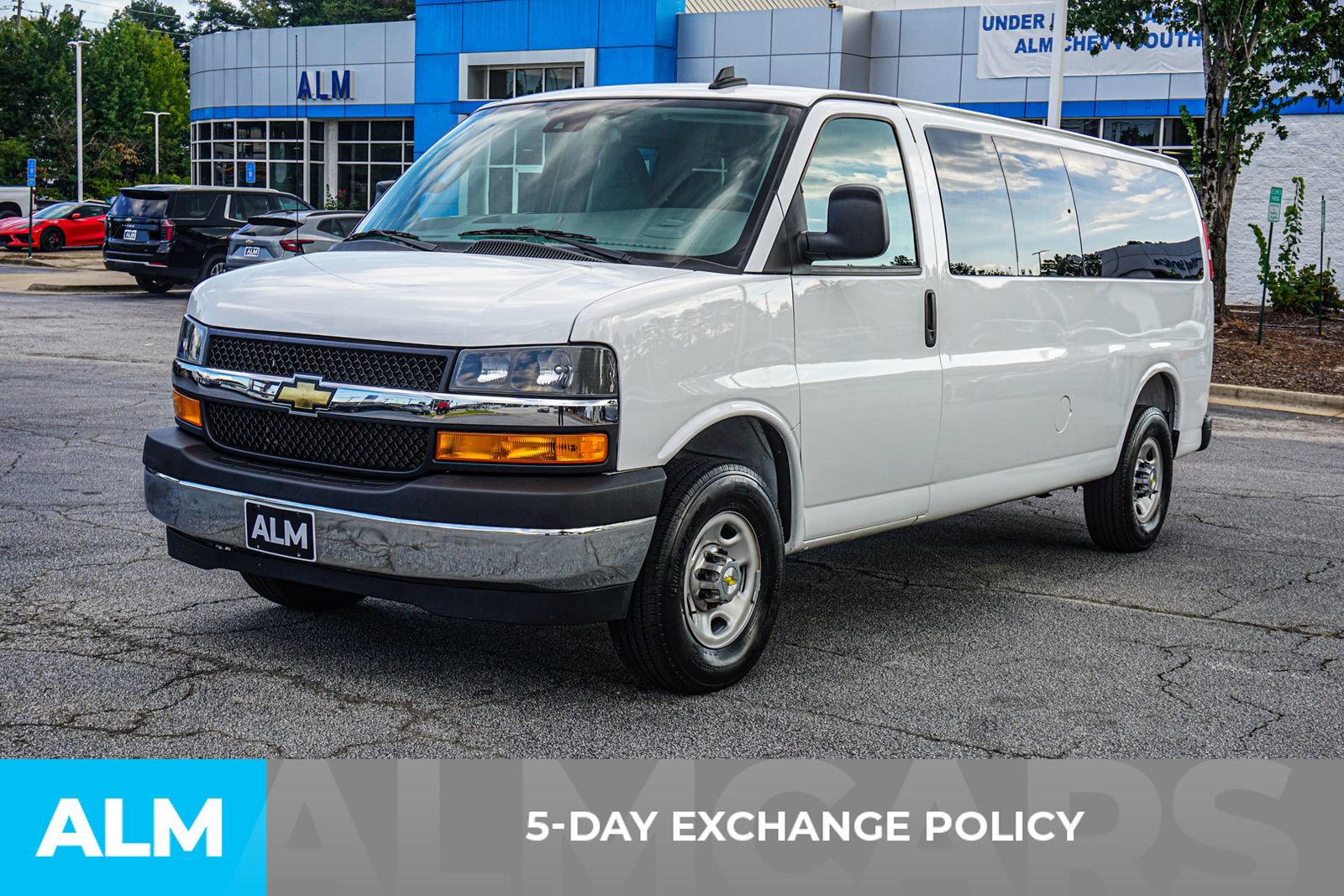 Used 2025 Chevrolet Express 3500 LT w/ LT Preferred Equipment Group RWD image 4