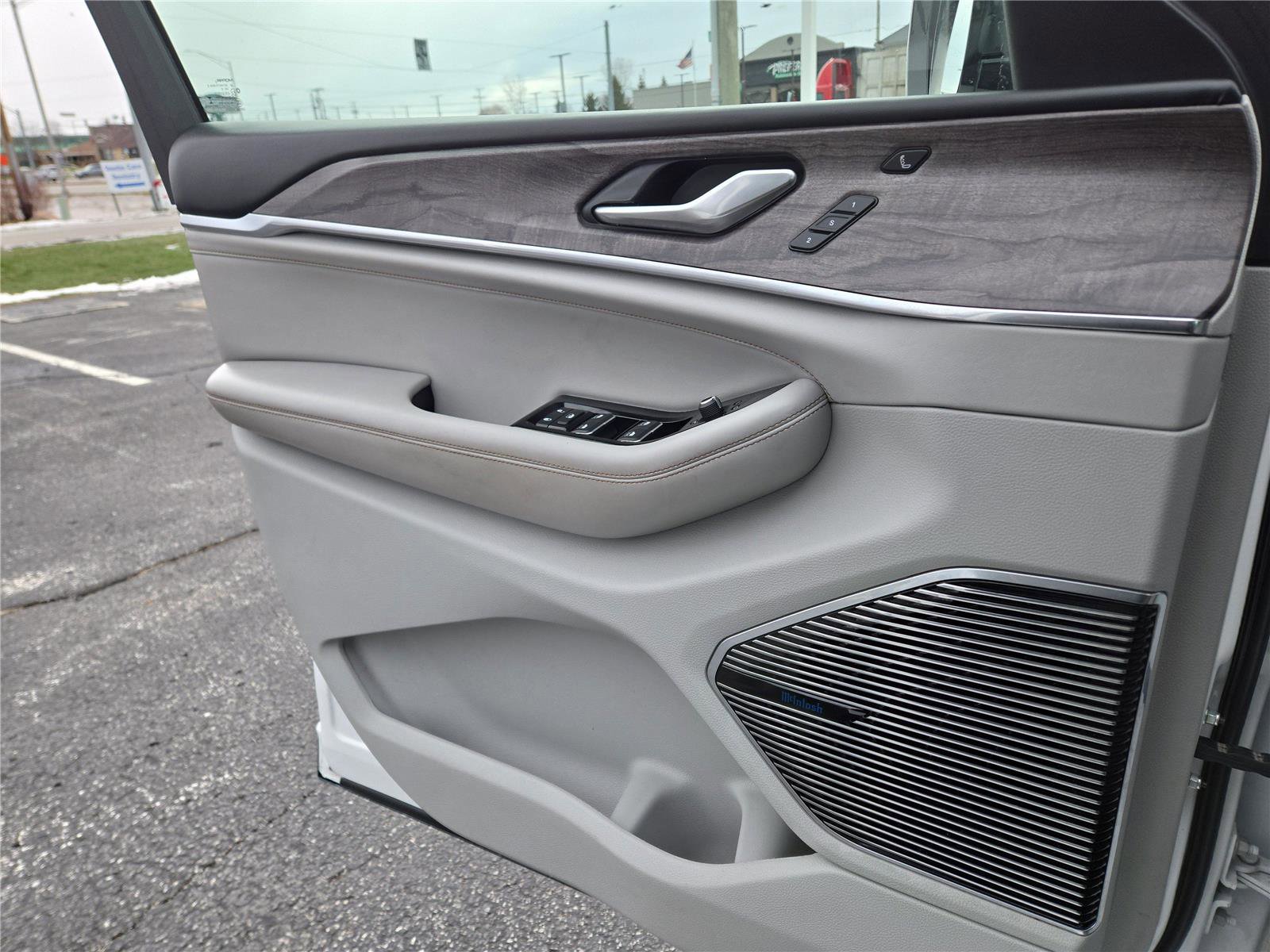 Used 2022 Jeep Grand Cherokee Overland w/ Luxury Tech Group IV image 18