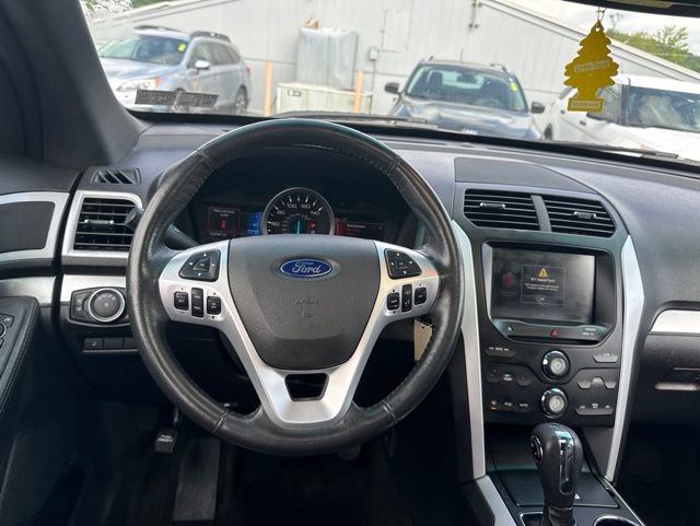 Used 2014 Ford Explorer XLT w/ Equipment Group 202A AWD/4WD image 16