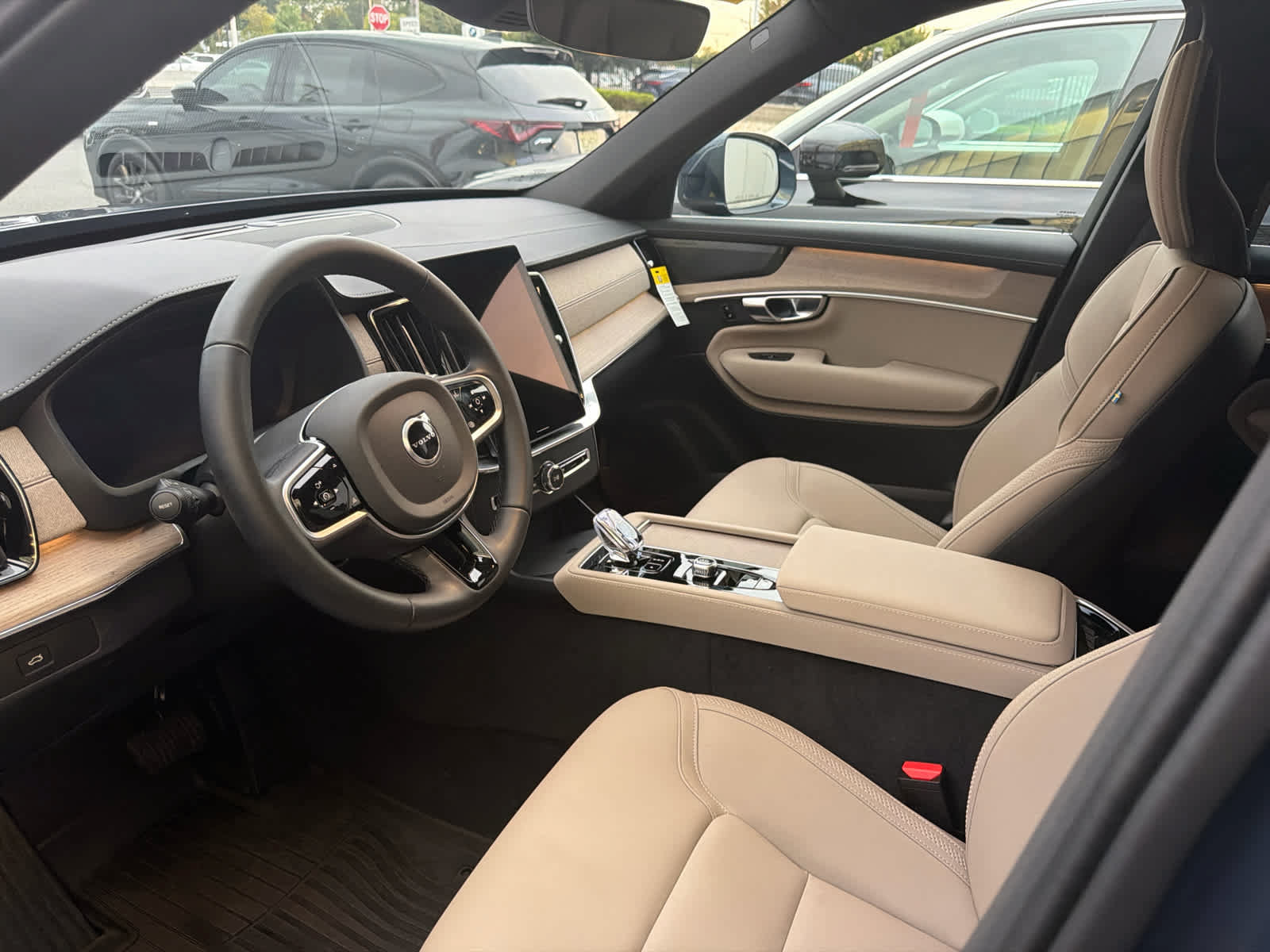Used 2026 Volvo XC90 B6 Plus w/ Protection Package Premier AWD/4WD image 9