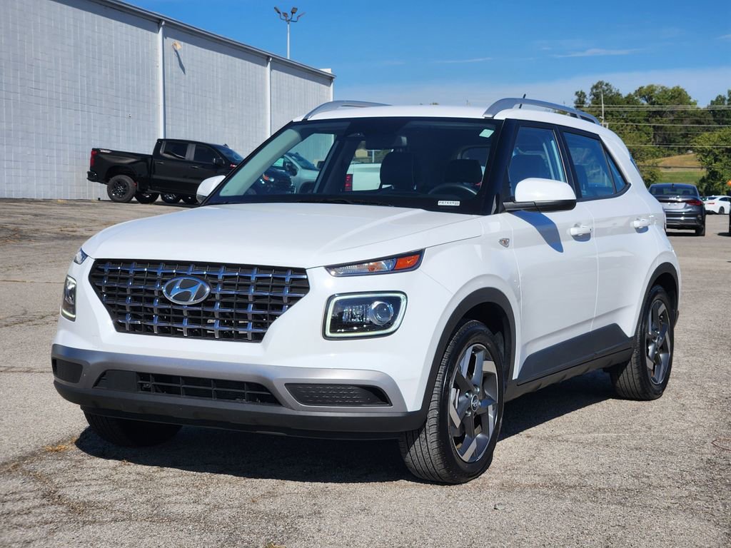 Used 2024 Hyundai Venue Limited image 3
