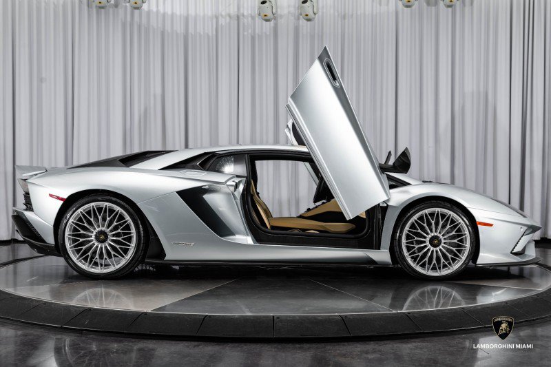 Used 2018 Lamborghini Aventador S image 42