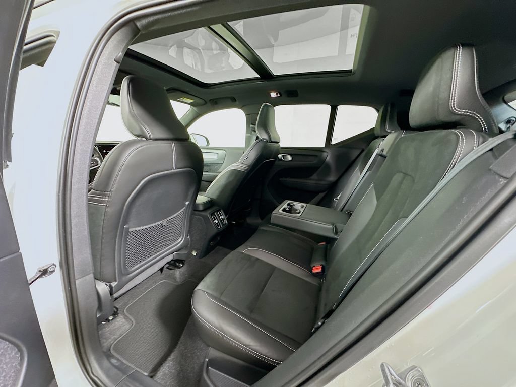 Used 2021 Volvo XC40 T5 R-Design w/ Advanced Package AWD/4WD image 4
