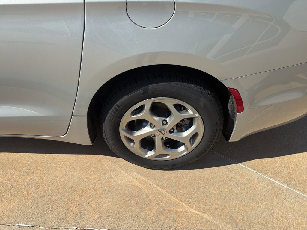 Used 2024 Chrysler Pacifica Limited image 33