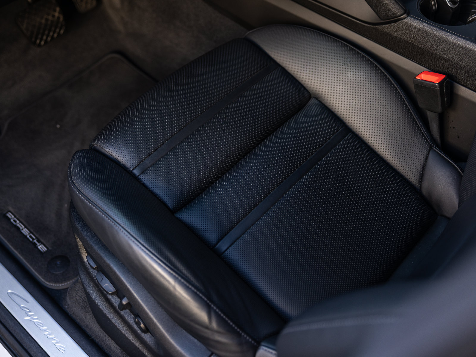 Certified 2024 Porsche Cayenne Coupe AWD/4WD image 30