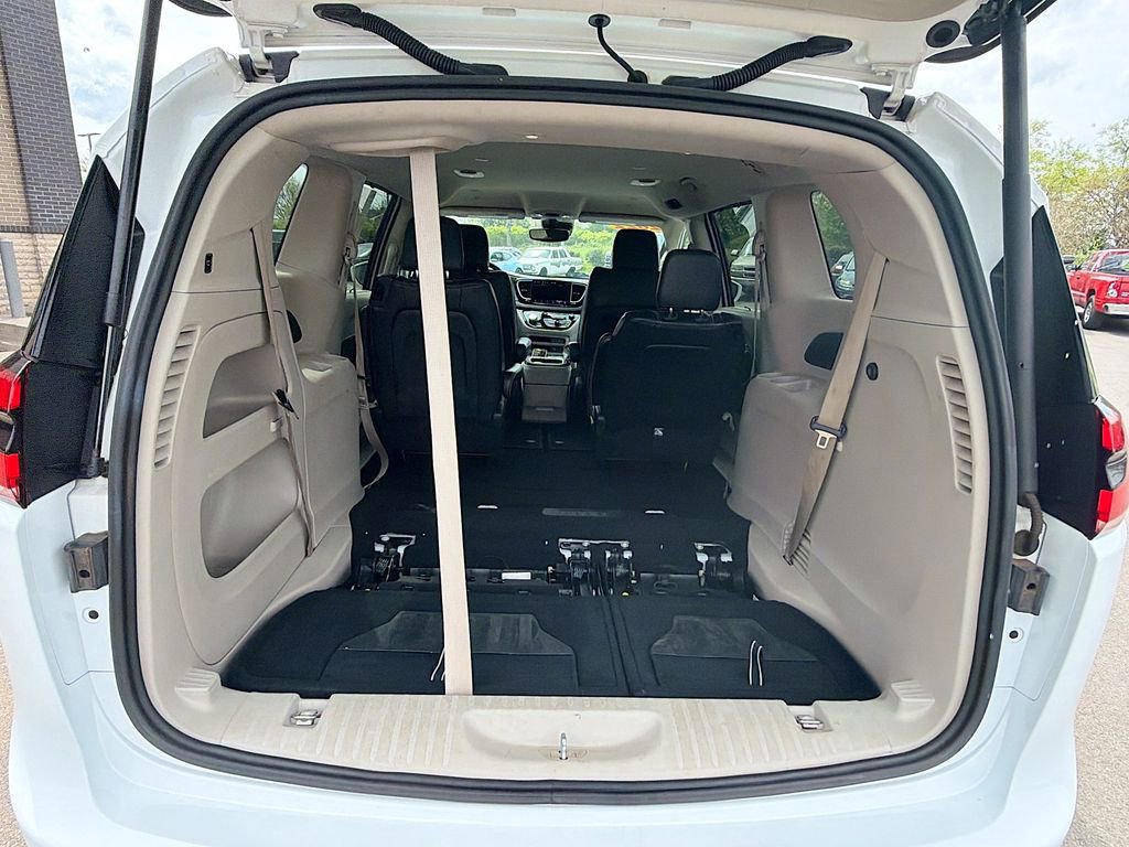 Used 2022 Chrysler Pacifica Touring-L image 12