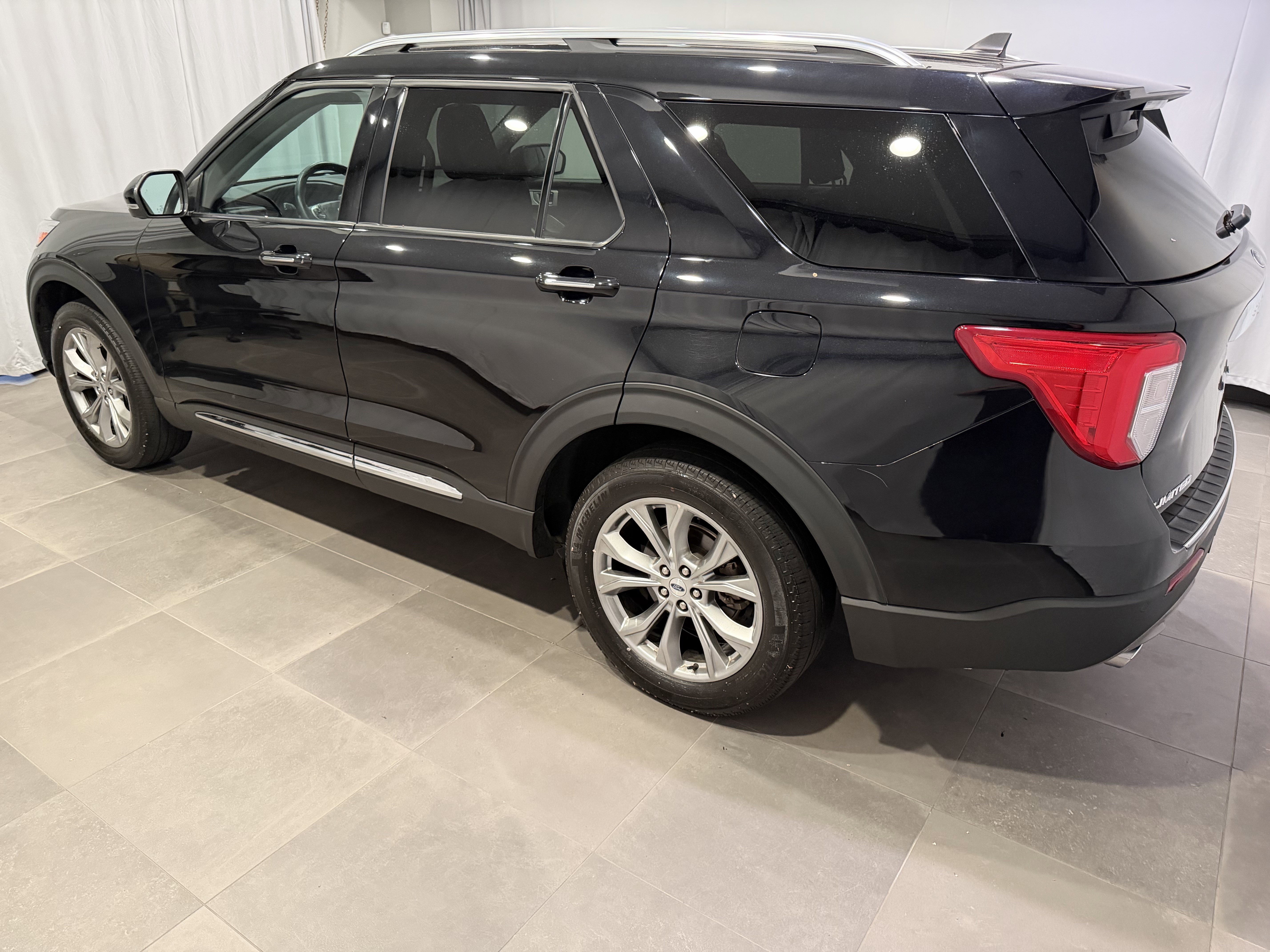 Used 2023 Ford Explorer Limited w/ Limited Technology Package AWD/4WD image 4