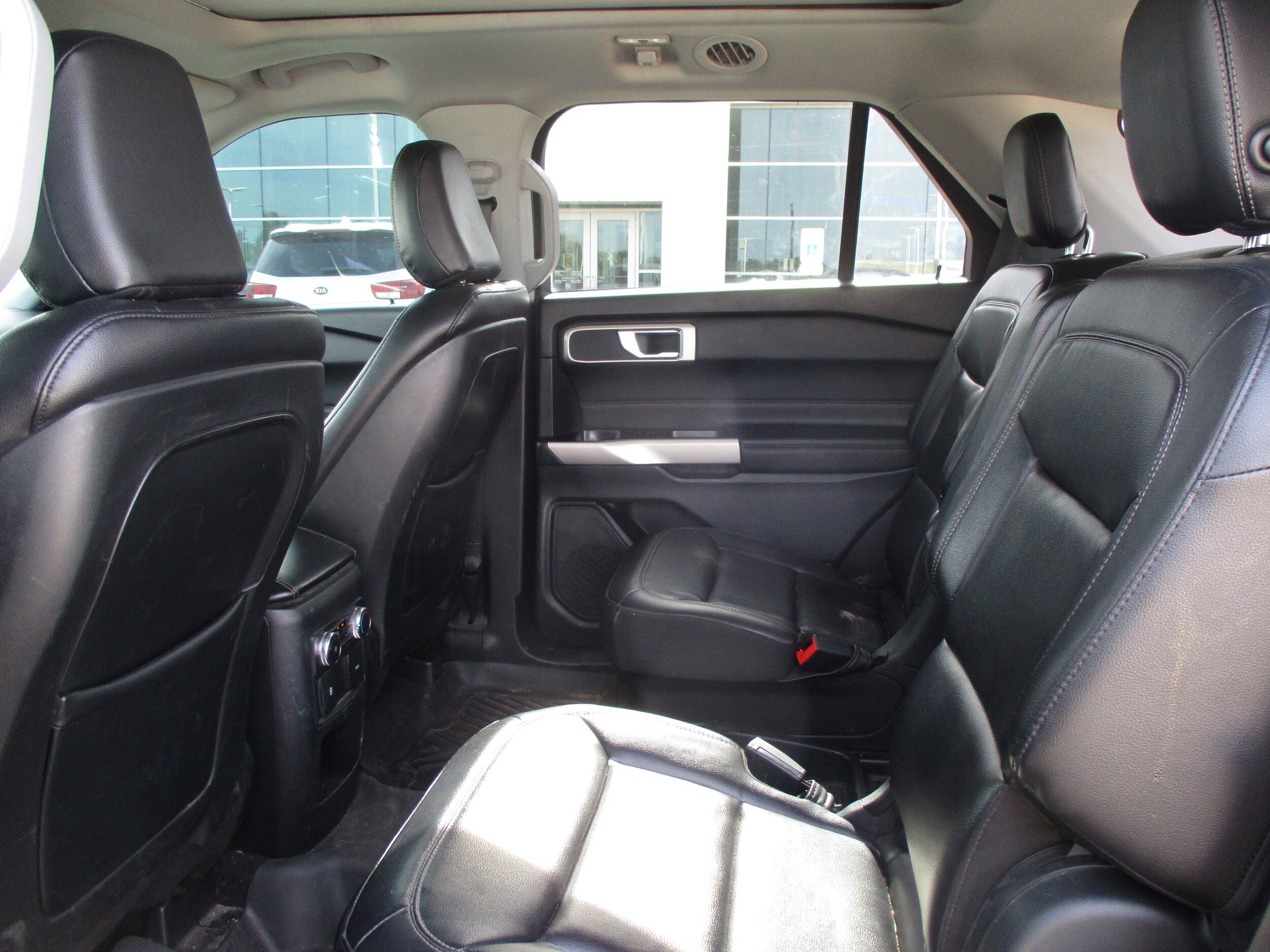 Used 2020 Ford Explorer XLT w/ Equipment Group 202A AWD/4WD image 17