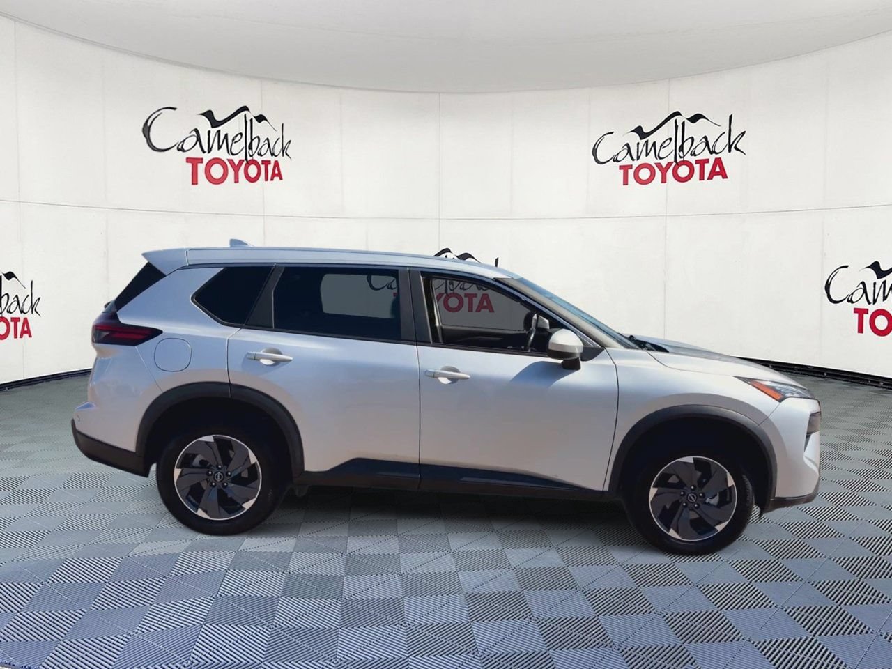 Used 2025 Nissan Rogue SV FWD image 4