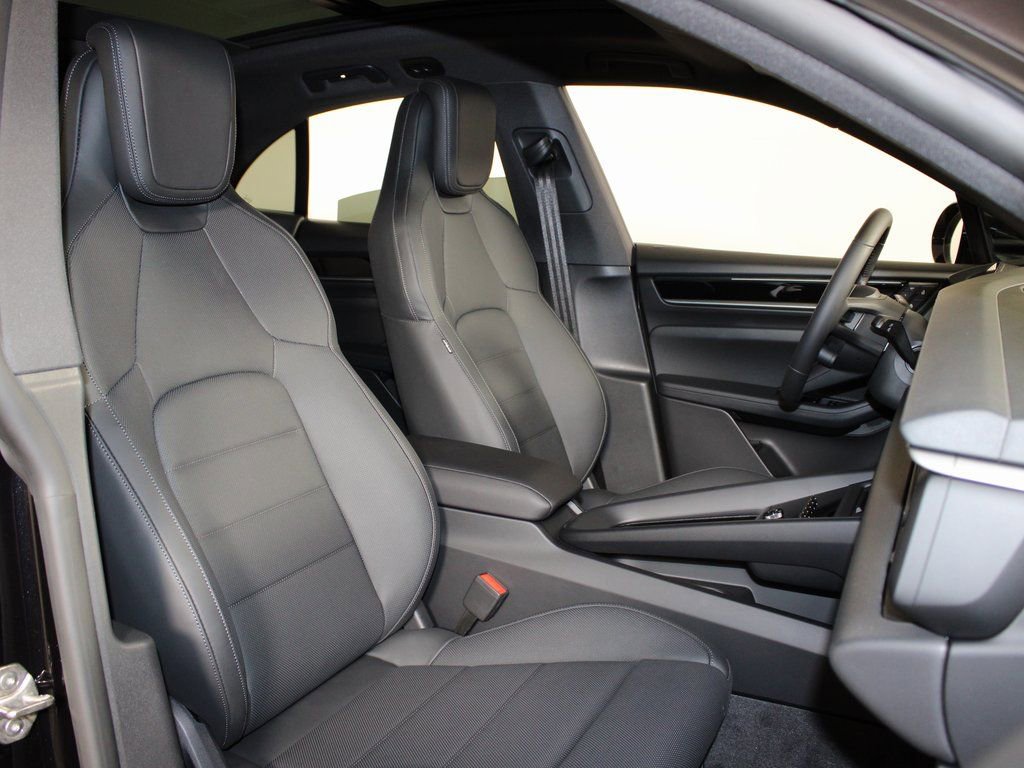 Certified 2025 Porsche Macan 4 Electric AWD/4WD image 39