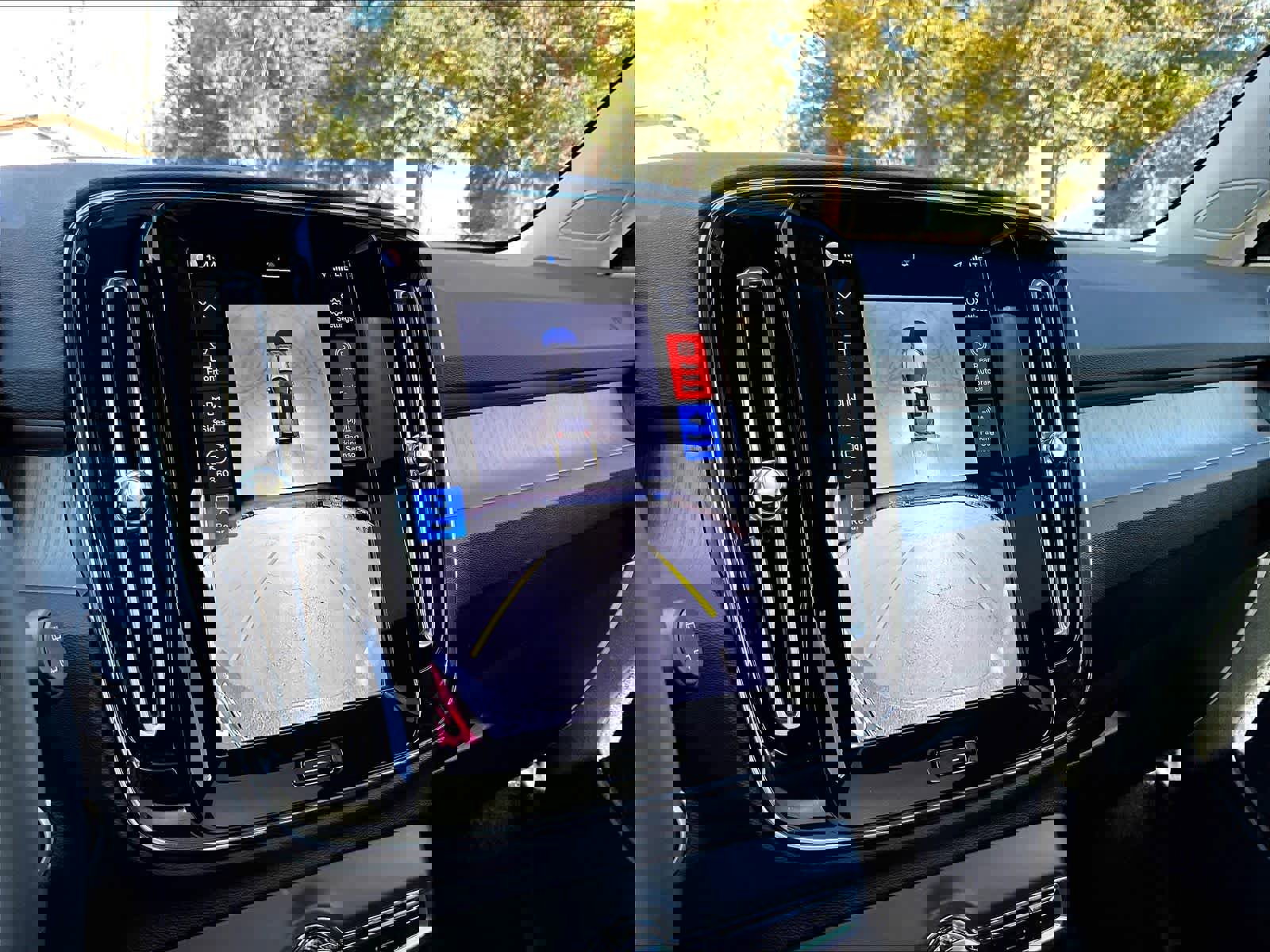 Used 2025 Volvo XC40 B5 Plus image 24