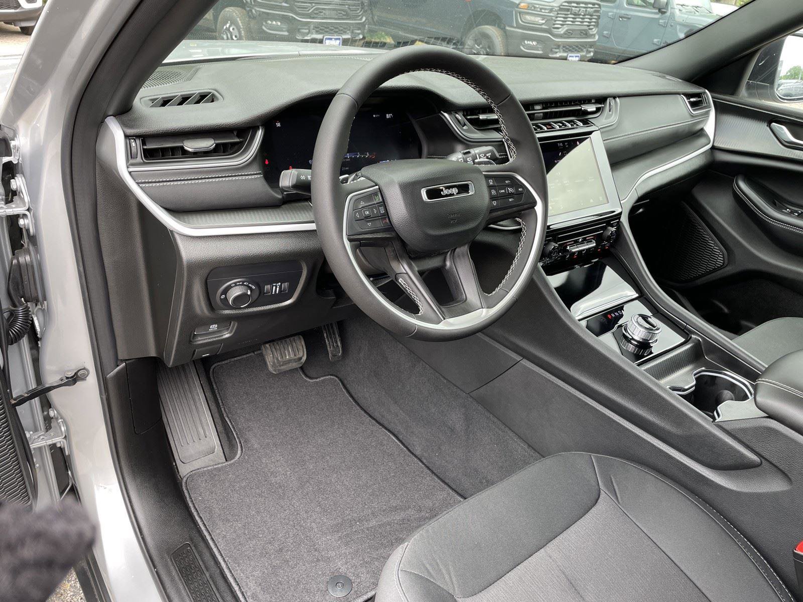 Used 2025 Jeep Grand Cherokee Laredo AWD/4WD image 13